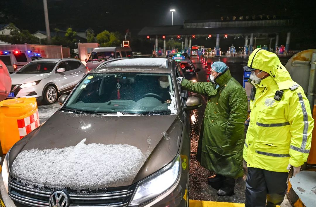 2月16日0时30分，G50汾湖检查站，民警和防疫工作人员，在风雪中值守。刘歆摄