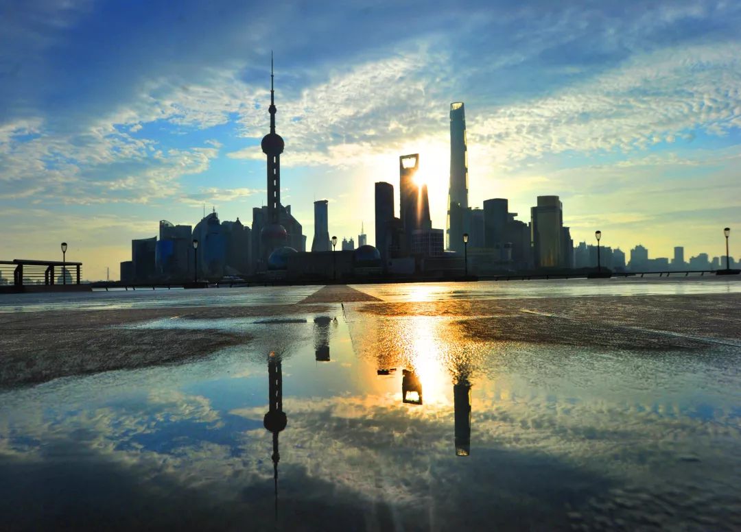 2月16日晨，一场风雪过后的外滩，阳光重新露脸。杨建正摄