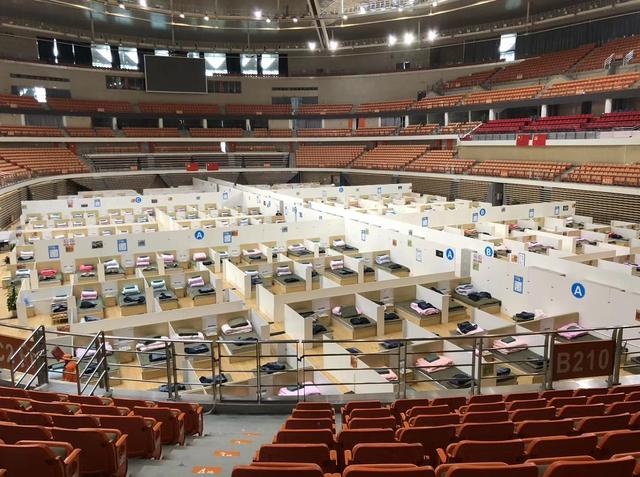 武汉体育中心方舱医院不到一天筹建完毕,已收治542名患者
