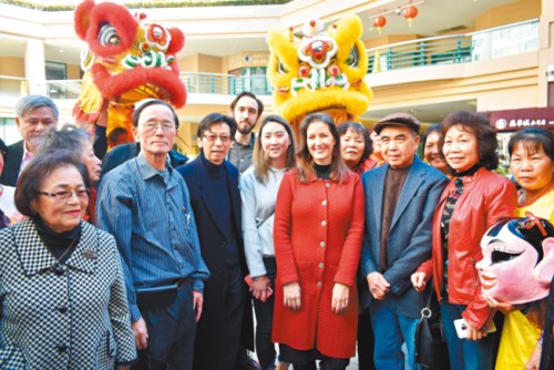 鼓励消费 美国加州奥克兰市长到华埠用餐
