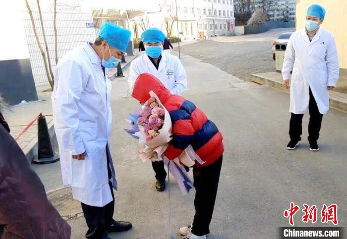 离别之际,11岁男孩阳阳(化名)向医护人员鞠躬致谢。 长治市新闻中心供图