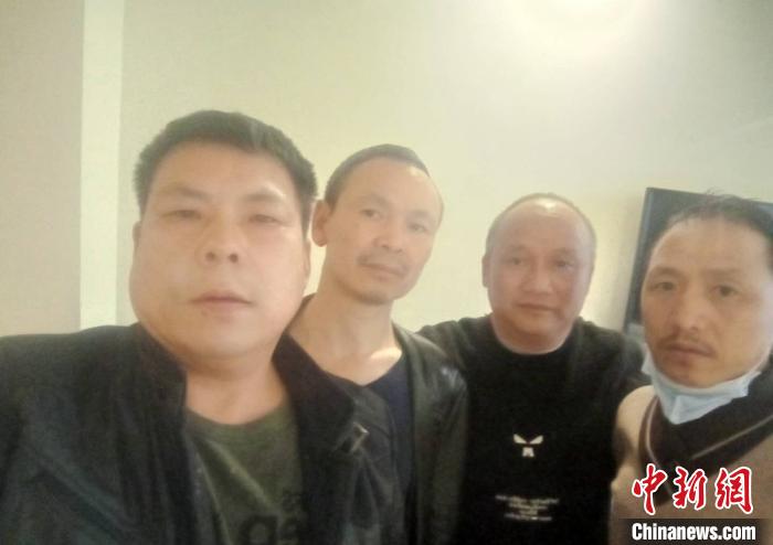葛江龙(左二)和他一起去雷神山医院建设的工友们。 受访者供图