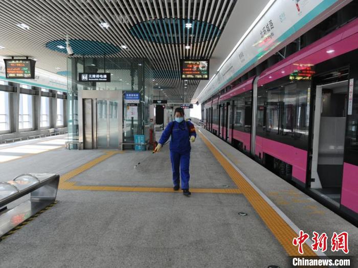 长春轻轨恢复运营应对复工客流 地铁依然全线暂