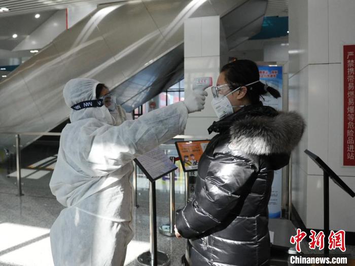 长春轻轨恢复运营应对复工客流 地铁依然全线暂