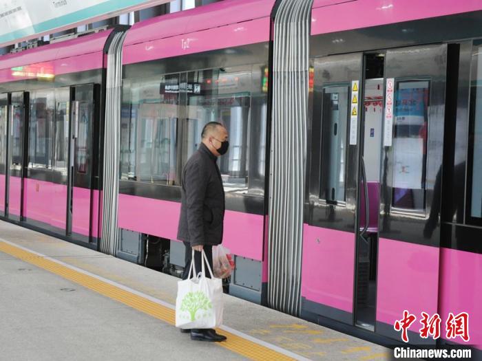 长春轻轨恢复运营应对复工客流 地铁依然全线暂