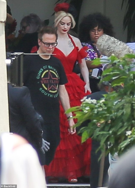 《X特遣队2》小丑女新造型亮相 红裙礼服美艳狂气