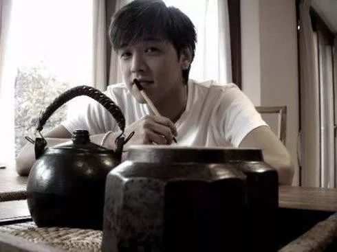 曾被前妻公开控诉家暴和非法追踪,他再婚了