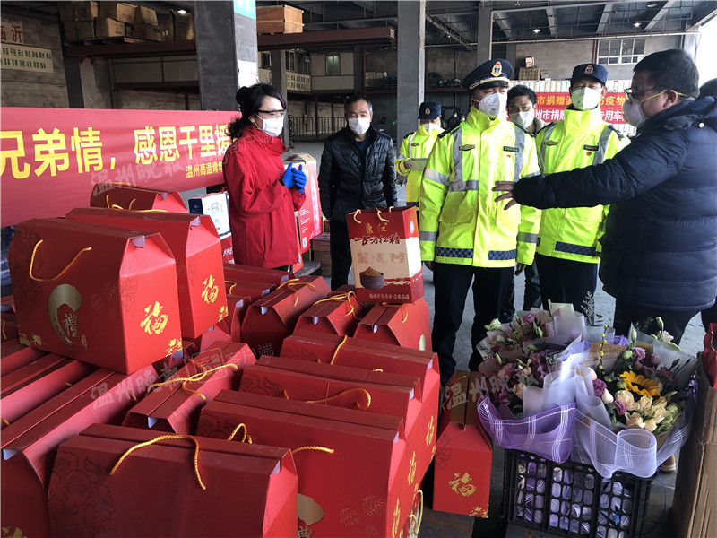 温州市民自发为格尔木护送勇士送上了这些“伴手礼”