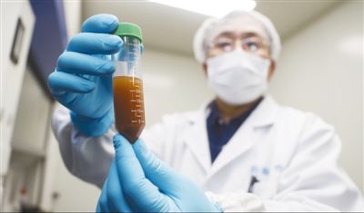 在上海，新冠病毒mRNA疫苗研发正式立项。图为工作人员演示新冠病毒mRNA疫苗研发实验过程。 　　新华社发