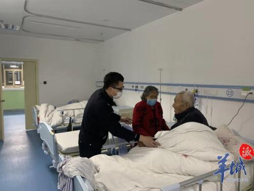 87岁老奶奶寒夜走失,驻村民警辗转将其送回亲人身边
