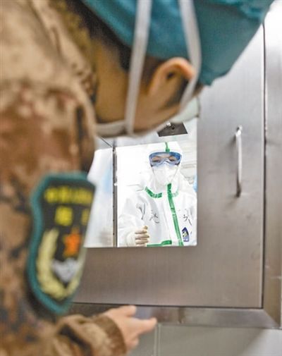 军队医护人员 越是艰险越向前(来自疫情防控一线的报道)