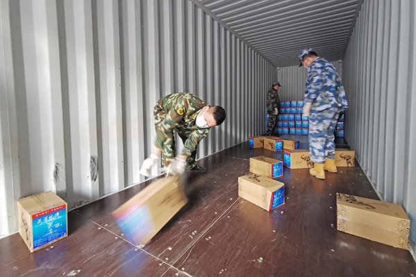 争分夺秒搬运物资。