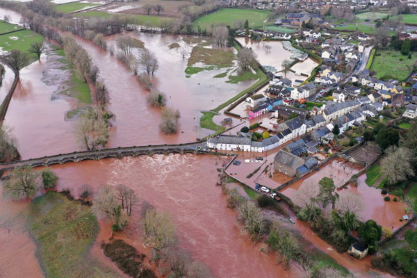 被洪水淹没的小镇（图片来源：英国地铁报）