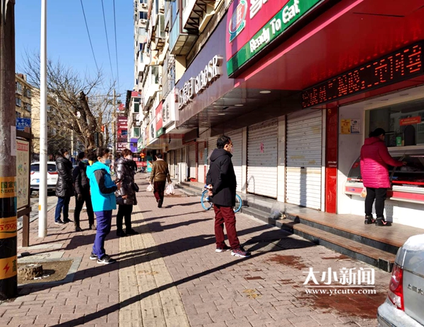非常时期保安全,烟台市民自觉排队保持“一米线”