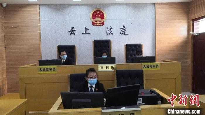 庭审现场只有佩戴口罩的主审法官、人民陪审员和书记员。 黎城县人民法院供图
