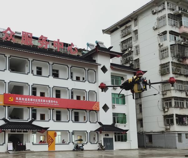 王小亮的极飞无人机在当地的防疫消杀现场