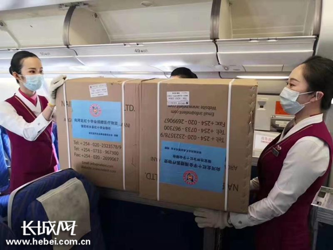 空运回国的捐赠物资。李雪其 供图