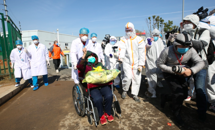 雷神山医院首位出院患者 张赫摄