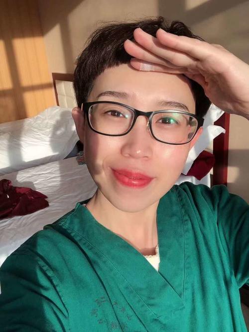 重症科女护士战疫日记:20床喘气呼噜大爷,28床全家患病夫妻!你们是如此痛但坚强