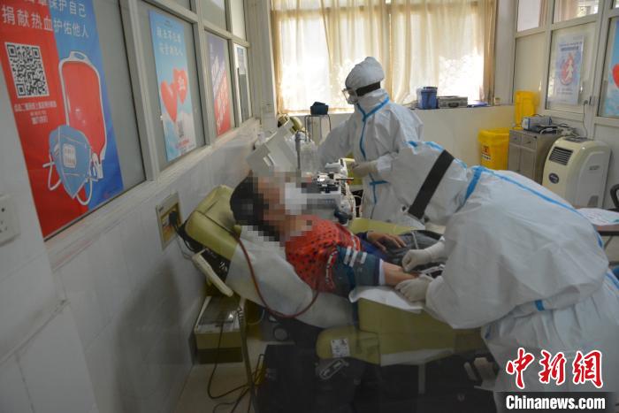 小王在捐献血浆 河南省血液中央供图