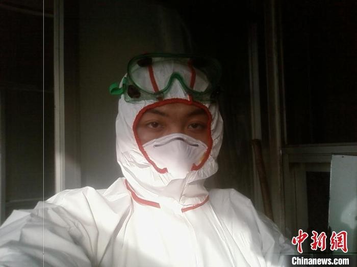 身穿防护服的袁煜华。 太原市急救中心供图