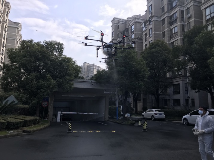 王高云和他的同伴在上海杨浦区东森花园小区进行防疫消杀