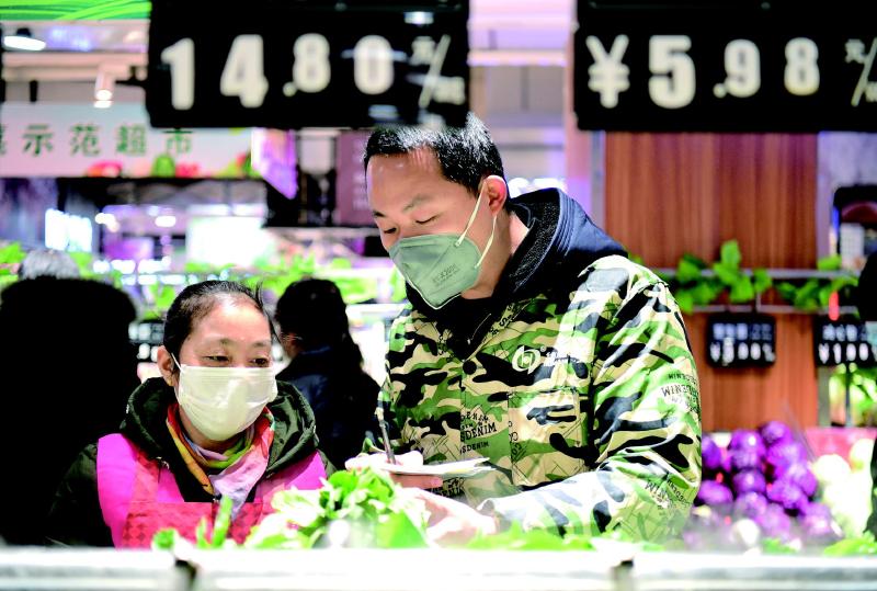凌晨4点开始采购,每天奔波18小时让蔬果满架