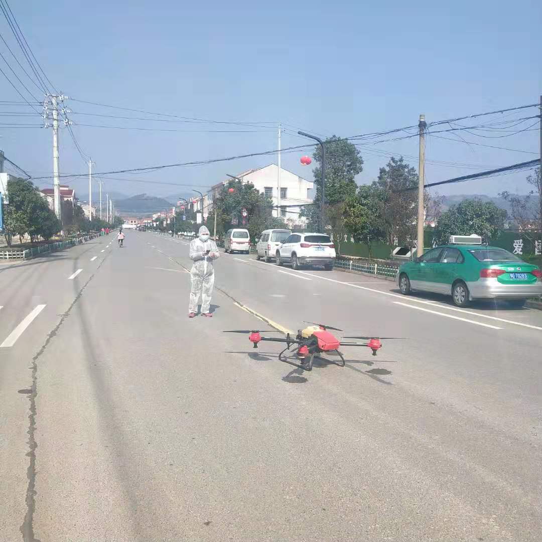 王小亮在现场进行操作