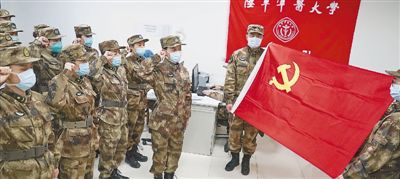军队医护人员 越是艰险越向前(来自疫情防控一线的报道)