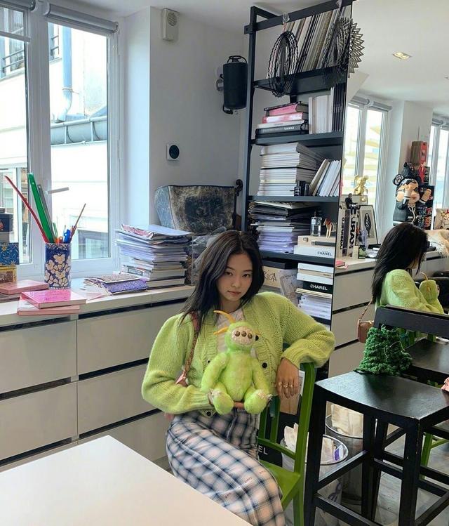 Jennie旅游照更新,白衬衫格纹裤搭毛外套,保暖休闲又时尚