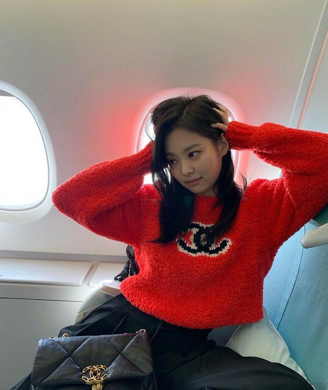 Jennie旅游照更新,白衬衫格纹裤搭毛外套,保暖休闲又时尚