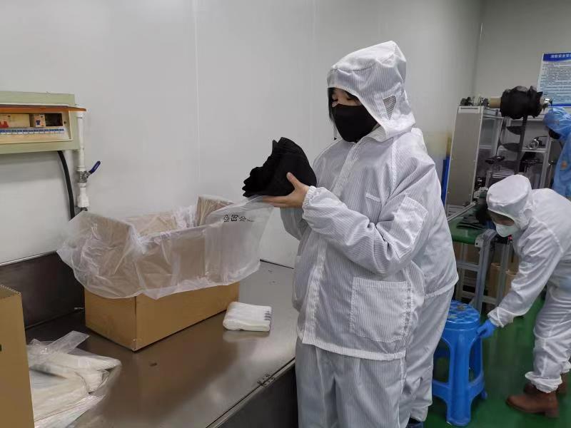 宝山区城管执法局团委书记施俐娜在口罩厂做志愿者。 受访者供图