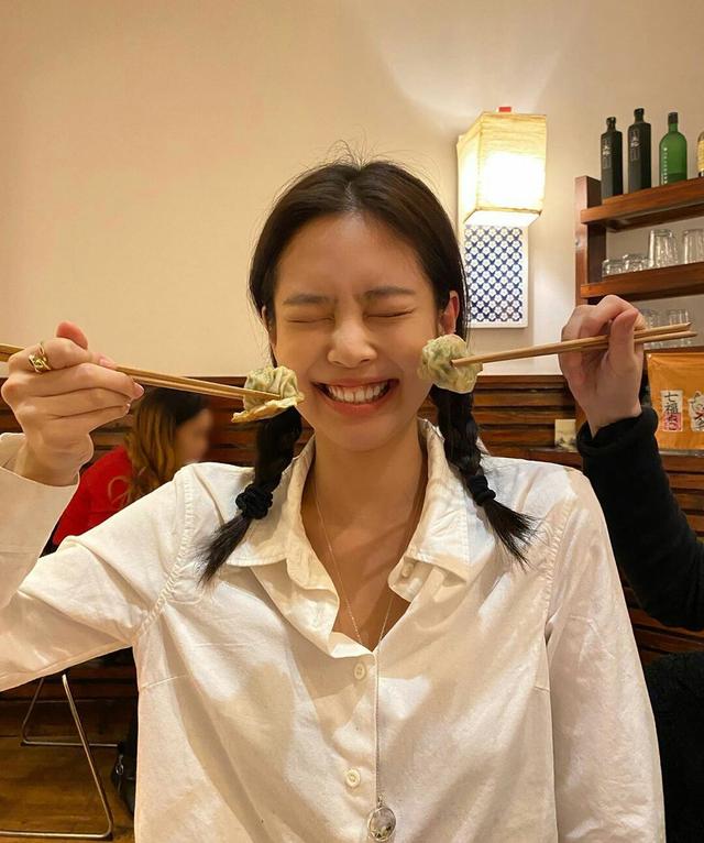 Jennie旅游照更新,白衬衫格纹裤搭毛外套,保暖休闲又时尚