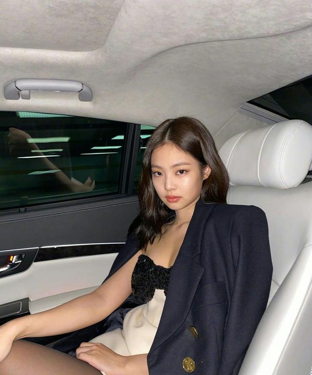 Jennie旅游照更新,白衬衫格纹裤搭毛外套,保暖休闲又时尚