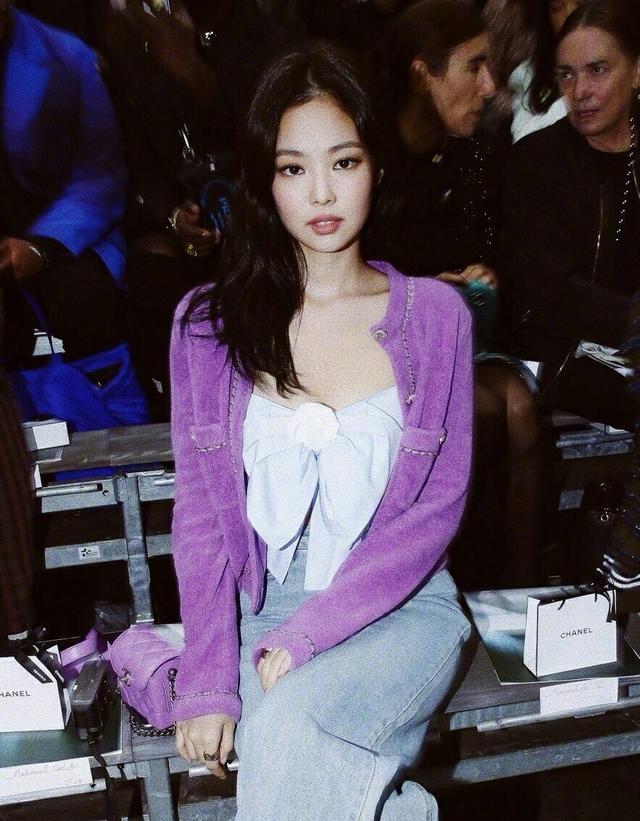 Jennie旅游照更新,白衬衫格纹裤搭毛外套,保暖休闲又时尚