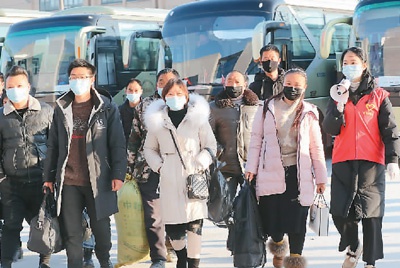 2月17日,在位于浙江省湖州市德清县禹越镇的浙江三星新材股份有限公司,首批复岗人员跨省专车到达企业,110名员工从河南省商丘市被接送返岗。为全力保障复工人员返岗,德清县积极组织交通运管、人力社保等部门专门安排跨省运送车辆,让务工人员“出门进车门,下车进厂门”。 姚思思摄(人民视觉)