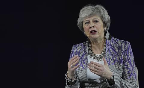 英国前首相梅谈职场囧事:曾在驾驶舱换礼服,与飞行员一帘之隔