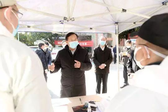 2月18日,湖北省委常委、武汉市委书记王忠林暗访江岸、江汉、硚口等地部分社区疫情防控工作。图片来源:长江日报