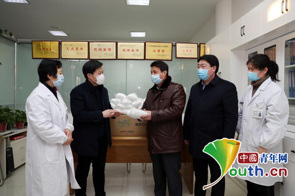 图为王元生向学校赠送自己购买的口罩。盐城工业职业技术学院供图