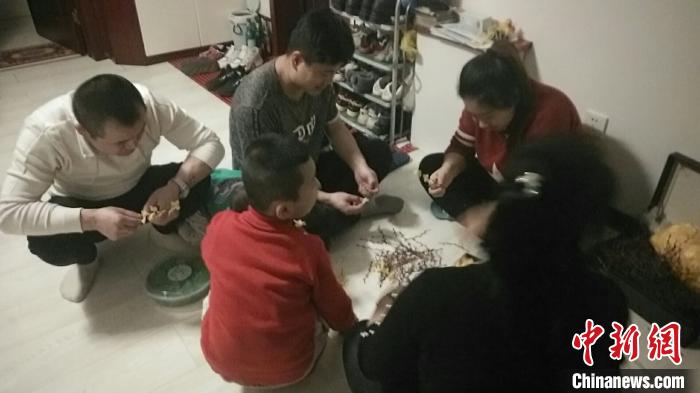 手工绢花项目在当地催生了居家就业增收的“炕头经济”。 受访者供图