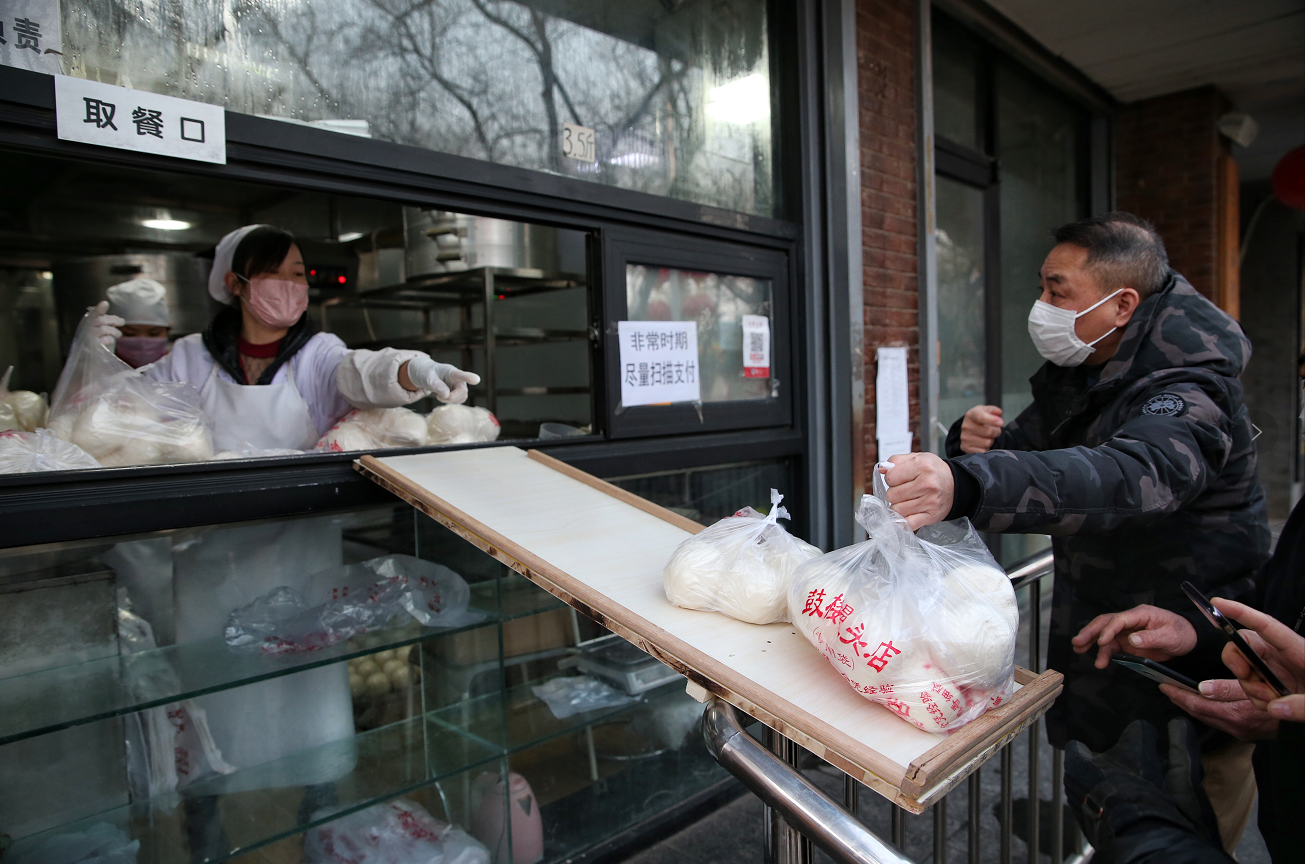 鼓樓饅頭店自制一米板無接觸賣饅頭,豆包等主食。攝/新京報記者 薛珺