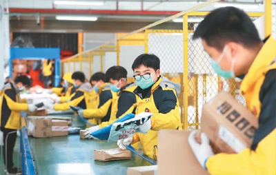 连日来,贵州省铜仁市玉屏侗族自治县不断加强对物流业的服务工作,帮助物流企业解决人员务工,畅通交通运输,引导企业加强管理,做好员工排查、体温监测、消毒等防控工作,助力物流业全面复工复产,保障经济稳定运行。 胡攀学摄(人民视觉)