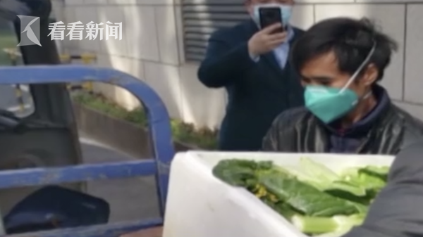 武汉农民骑行40公里给医疗队送蔬菜:都是新鲜的