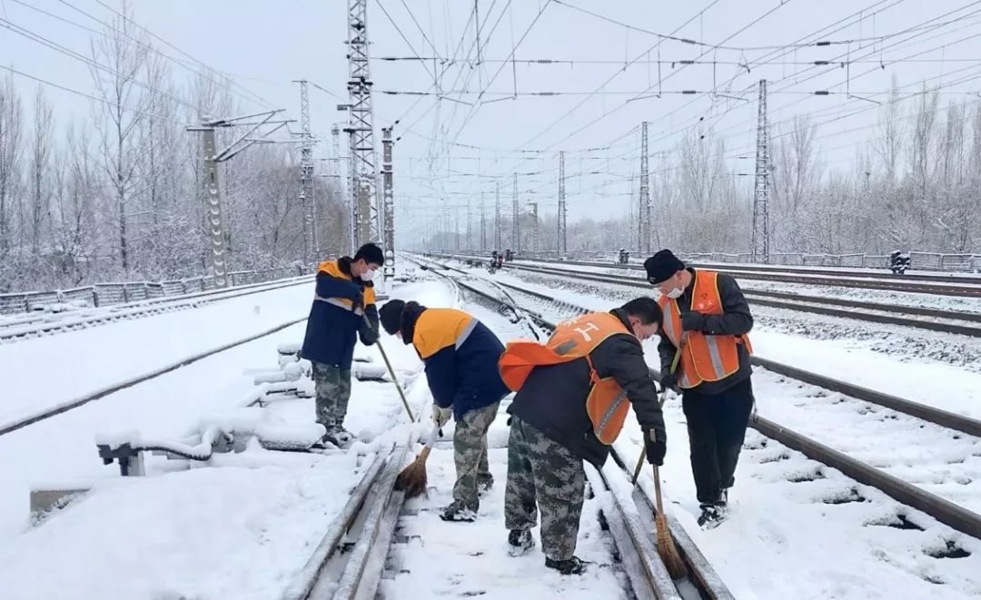 风雪疫情铁路人坚守在岗