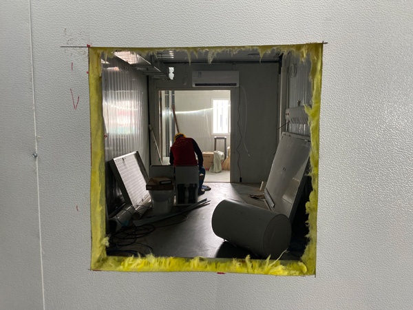  一位工人师傅正在休息