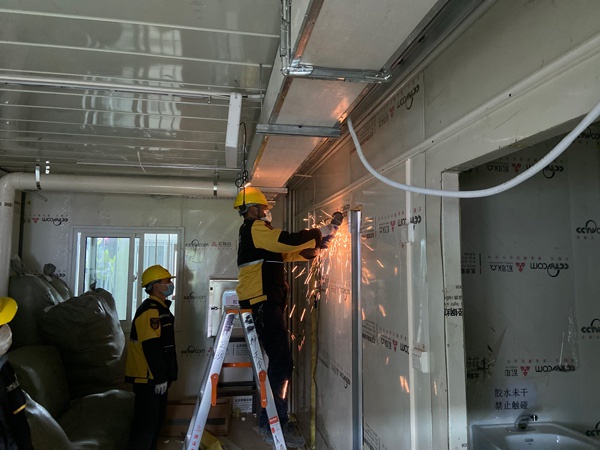  在板房内工人师傅进行设备安装