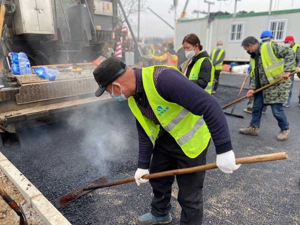  火神山现场铺设沥青的工人师傅 本文图片均来自澎湃新闻记者