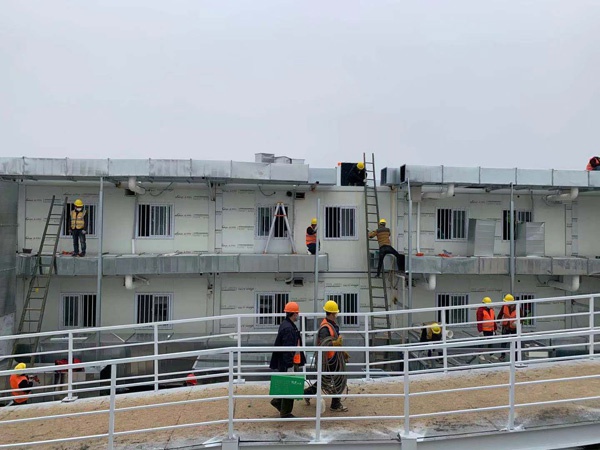 工人师傅正在进行最后的安装调试工作