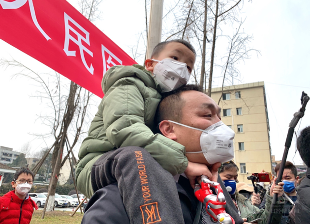 成都三医院援鄂团队出征现场:5岁儿子大喊“妈妈加油”休闲区蓝鸢梦想 - Www.slyday.coM 成都三医院援鄂团队出征现场:5岁儿子大喊“妈妈加油”休闲区蓝鸢梦想 - Www.slyday.coM