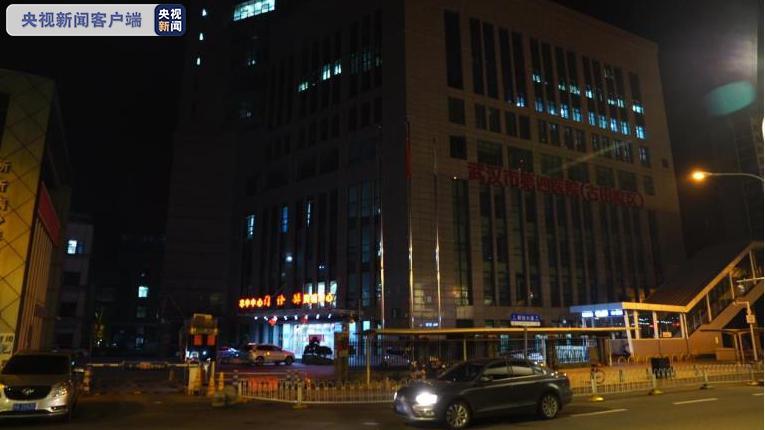 武汉疫情前线女护士自发集体剪发 理由让人鼻酸